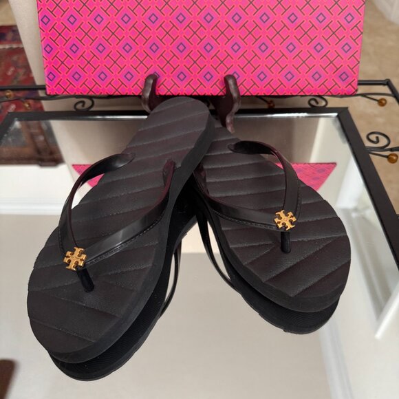 Tory Burch Kira Black Flip Flops w/Gold Double T Logo Size 6 New - Picture 1 of 12